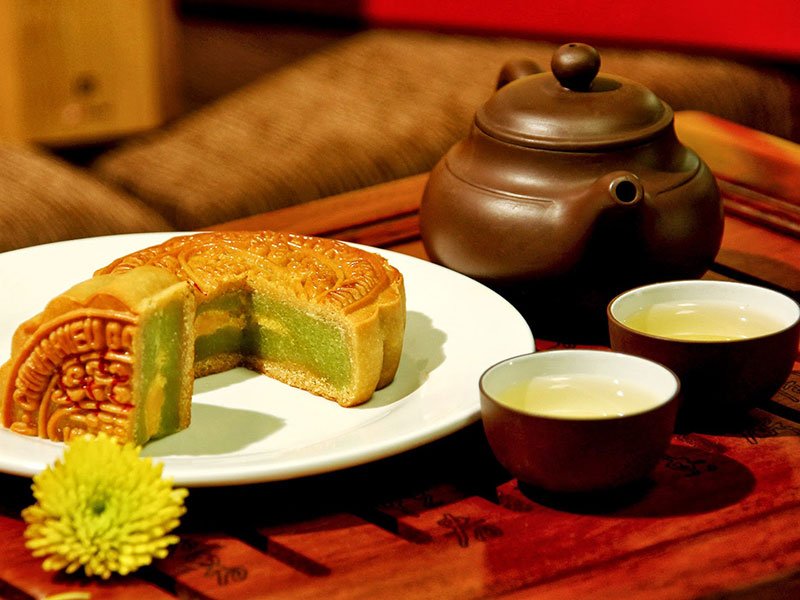 Ăn bánh trung thu và thưởng trà từ lâu đã trở thành nét văn hóa sâu sắc của người Việt