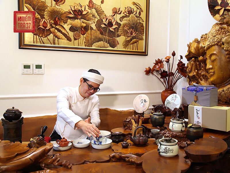 Thưởng thức những chén trà cổ thụ dưới đôi bàn tay khéo léo của những nghệ nhân trà nổi tiếng