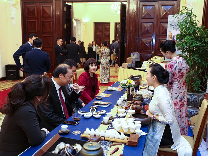 Thứ trưởng Bộ Ngoại giao Nguyễn Quốc Dũng thưởng trà Shan tuyết tại bàn trà của Điểm trà 37