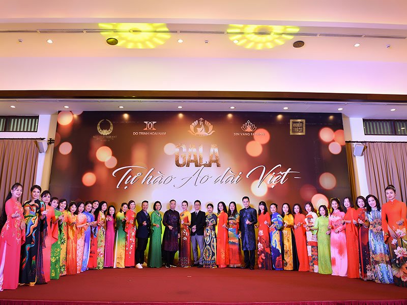 NTK Đỗ Trịnh Hoài Nam, CLB Áo dài Việt Nam, Công ty Sen Vàng với sự đồng hành của Điểm trà 37 đã phối hợp tổ chức chương trình "Gala Tự hào Áo dài Việt"