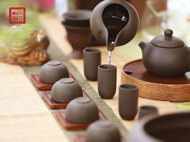 Nghệ thuật thưởng trà tinh tế trong văn hóa trà của người Việt Nghệ thuật thưởng trà cần sự tỉ mỉ và tinh tế