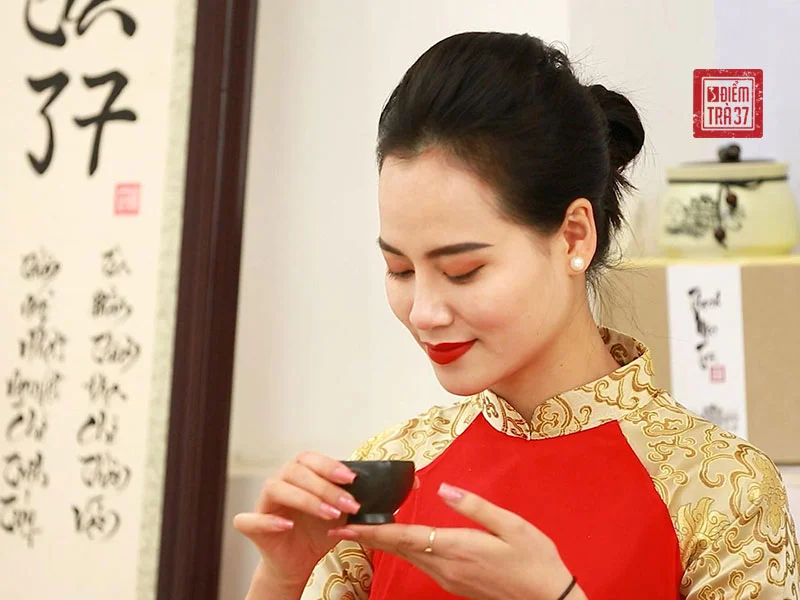 Nghệ thuật thưởng trà tinh tế trong văn hóa trà của người Việt Người Việt thưởng trà chú trọng đến hương và vị