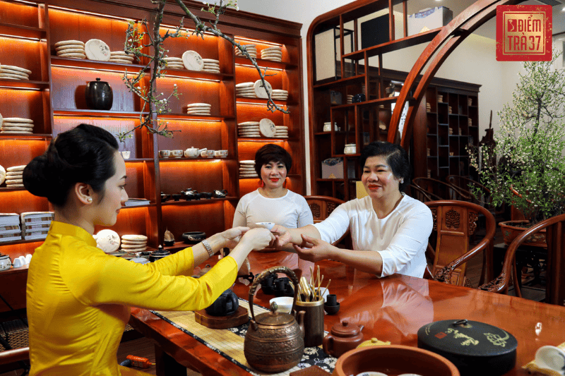 Hộp trà tặng Tết: Món quà tinh tế và ý nghĩa cho dịp đầu năm Hộp trà tặng Tết: Món quà tinh tế và ý nghĩa cho dịp đầu năm